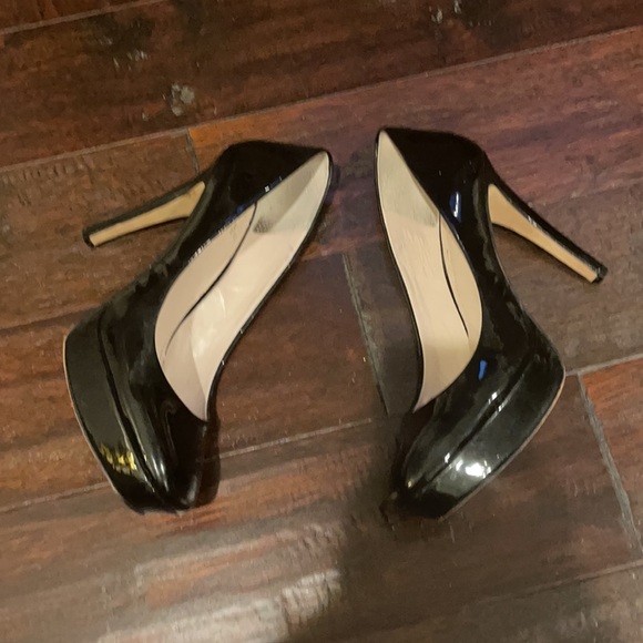 Gently Loved Vince Camuto Patent Heels - Picture 3 of 8